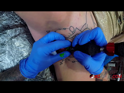 ❤️ Extremadamente tatuado hottie Sully Savage consiguió un tatuaje en su clítoris ❤️❌ Video de porno en es.space-assistant.ru ❌️